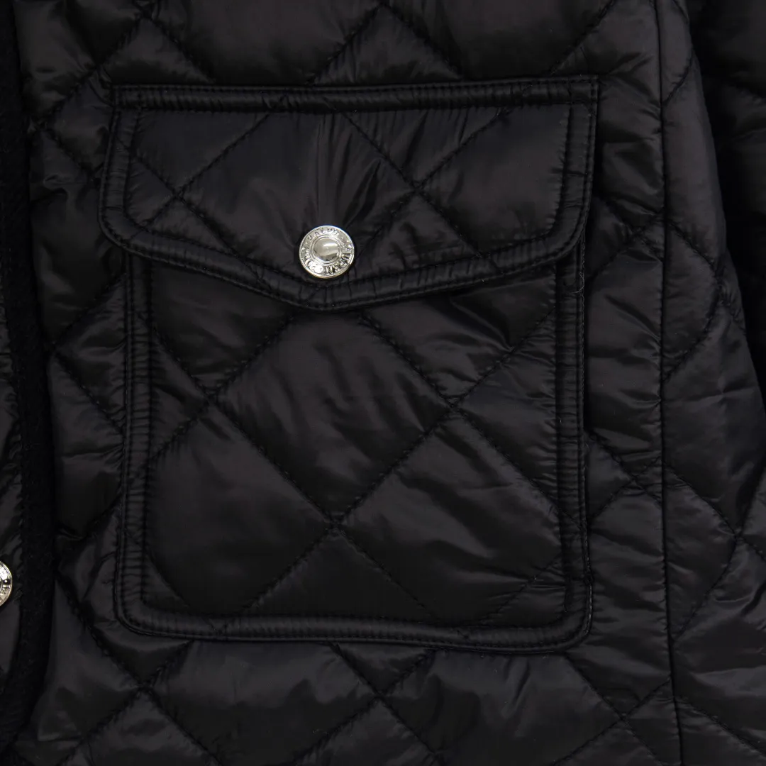 P390 zp version [Exclusive supply] Ralph Lauren/Ralph Lauren 2025aw autumn and winter popular items diamond-shaped quilted embroidered corduroy strips imitation feather jacket jacket Correct three-pocket version Slight waist design Free matching neckline ✅ Facial filling imitation feather cotton Three-in-one diamond-shaped quilted embroidery Soft and comfortable ✅ Customized double-circle brand hardware buckle back waist freely adjustable elastic design ✅ RL three-color diamond plaid cotton jacket 100% restoration Corduroy strips run through the whole body. No knots or overlaps. Artificial curling. Fine workmanship. Highly recommended. A rare cotton jacket that does not look bloated. Can be worn as an inner layer in the north. Wearing with multiple necklines. Elastic waistline at the back. Adjustable waistline. Matte memory technology gives the face a cotton feel. Not to be missed. Highly recommended. Color: black, white, gray green, khaki, navy. Size: S M L XL. Number: WW10948.